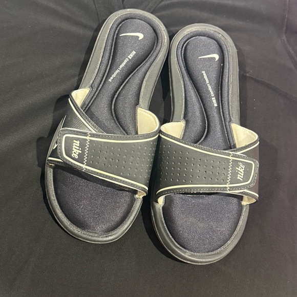 *NEW* Nike Women's Black and Cream Comfort Sandals - Picture 5 of 10